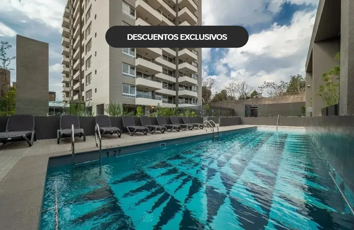 Piscina y fachada del edificio Activa Hipódromo Plaza en Independencia